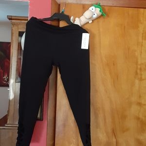 Leggings detail on the bottom LG BLK  capri.
